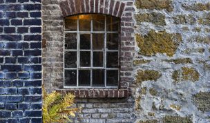 Hintergrundbild - Mühlfenster mit Mauerwerk