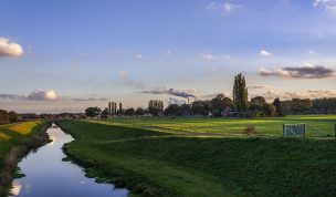 Hintergrundbild - Bach und Wiesen