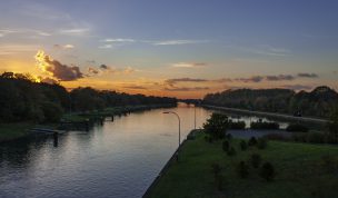 Hintergrundbild - Sonnenuntergang über dem Kanal