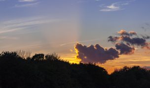 Hintergrundbild - Wolkens vor dem Sonnenuntergang