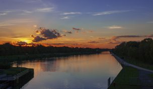 Hintergrundbild - Sonnenuntergang am Kanal