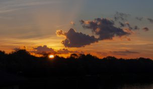 Hintergrundbild - Sonnenuntergang mit Wolken