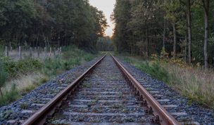 Hintergrundbild - Schienen im Wald