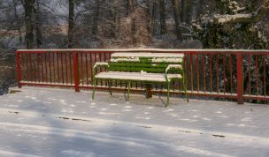 Hintergrundbild - Grüne Bank mit Schnee