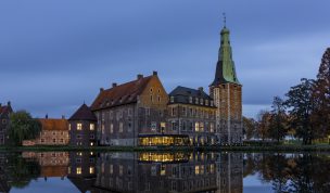 Hintergrundbild - Schloss Raesfeld im Abendlicht