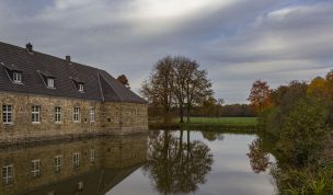 Hintergrundbild - Spiegelung im Schlossteich