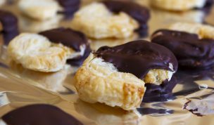 Hintergrundbild - Schweineöhrchen mit Schokolade