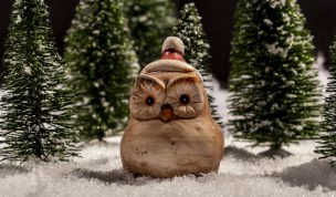 Hintergrundbild - Weihnachten Eule sitzt im Schnee