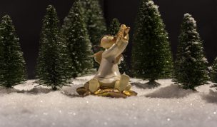Hintergrundbild - Weihnachten Kleiner Engel im Wald