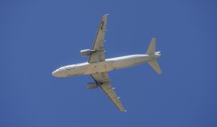 Hintergrundbilder - Flugzeug vor blauem Himmel