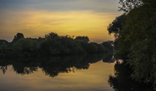 Hintergrundbild Abends am Fluss